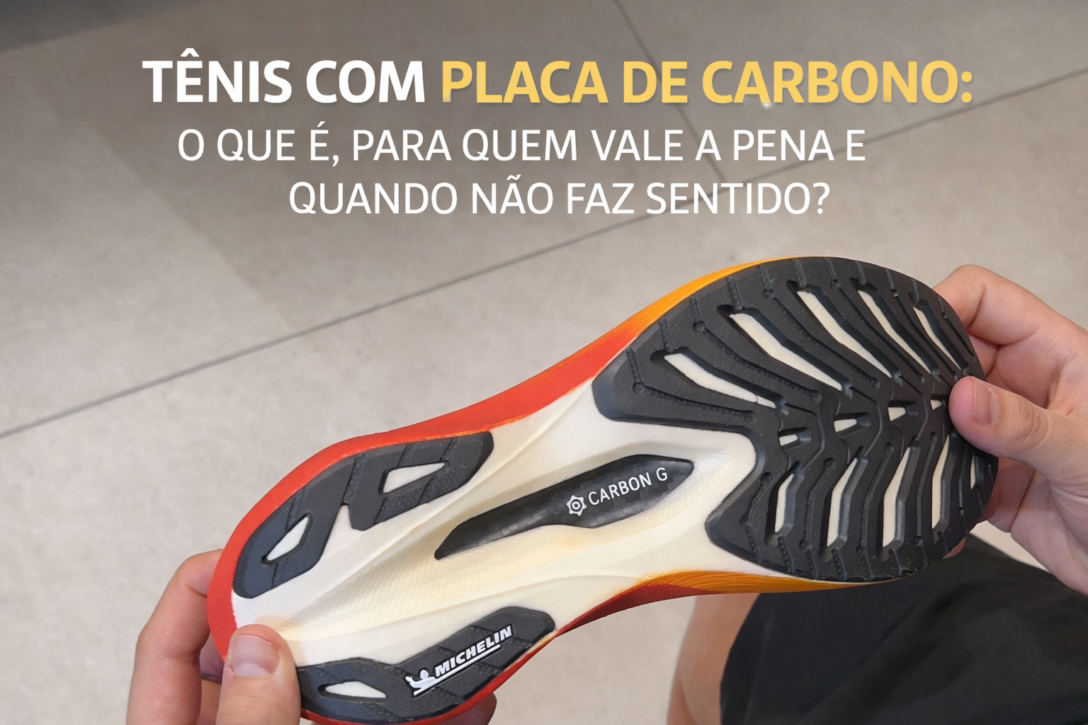 Tênis com placa de carbono sendo segurado, mostrando solado com placa Carbon G e borracha Michelin