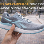 Tênis para caminhada sendo segurado na mão em ambiente urbano, ilustrando guia sobre como escolher o modelo ideal.