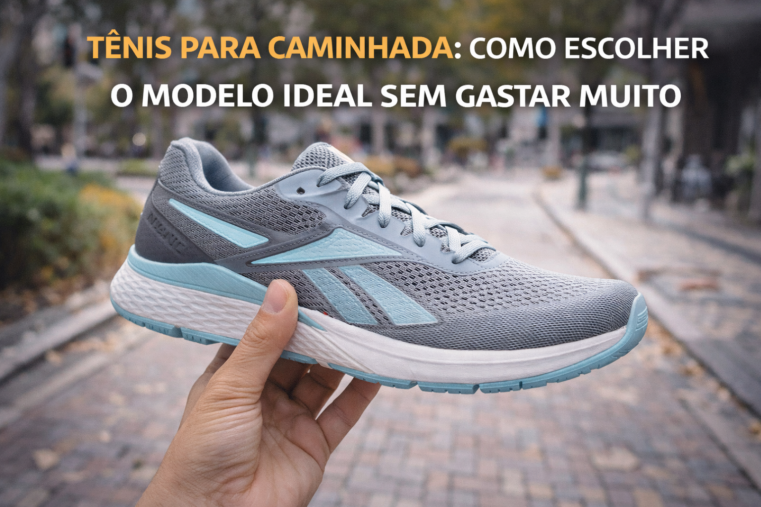 Tênis para caminhada sendo segurado na mão em ambiente urbano, ilustrando guia sobre como escolher o modelo ideal.